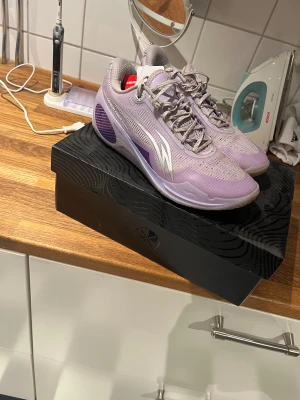 Lila basketskor li-ning Wade 808 3 ultra - Säljer ett par snygga lila sneakers från Li-ning. De är ett par riktigt bra basket skor som har en carbon fiber platta som gör dem väldigt lätta och sköna. Skorna är i väldigt bra skick. Pris kan diskuteras 
