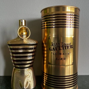 Jean Paul Gaultier Le Male Elixir -  Säljer för 900kr inga trades med pris kan diskutera cirka 107/125 kvar köpt för 1550 Exklusiv herrparfym i en ikonisk, guldig och svart randig flaska formad som en manlig torso. Flaskan har metallisk finish och röda inslag i glaset. Kommer med matchande guldig metallburk med präglad logga. En lyxig och modern doftupplevelse.