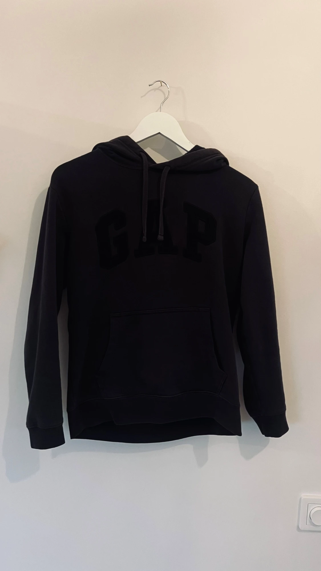 Svart hoodie från GAP XS