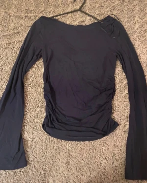 Mörkblå långärmad topp Gina - Snygg mörkblå långärmad topp från Gina Tircot s men passar alla storlekar och ny!