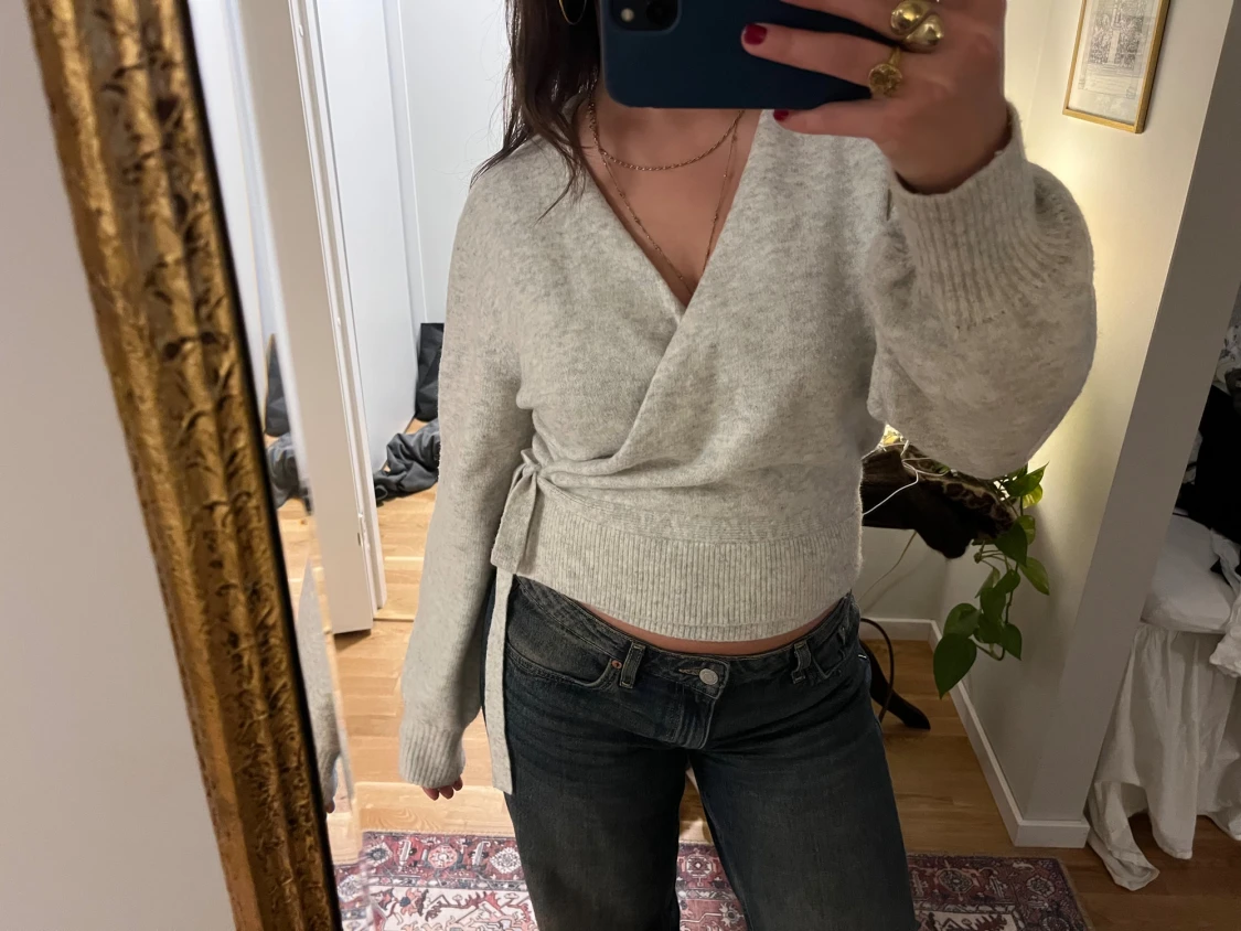 Ljusgrå omlottkofta från &otherstories - 3