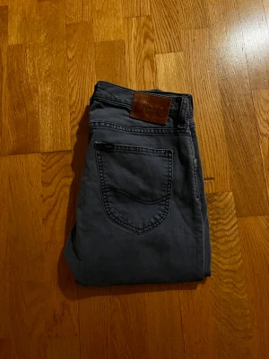 Lee jeans - Säljer ett par blåa Lee jeans i mycket bra skick. Jeansen har inga defekter. Storlek 29/32. Hör av dig vid funderingar! Mvh Carl