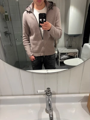 Massimo dutti cardigan - Säljer denna eftertraktade Massimo dutti cardigan. Massimo dutti har slutat tillverka denna modellen! Han på bilden är 190, 85kg. Skriv vid frågor🤗