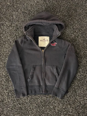 Hollister cardigan - sjukt eftertraktad! - Hej! Säljer nu denna snygga och eftertraktade Hollister Hoodie. Hoodien är i väldigt bra skick och modellen är svår att få tag på. Storlek S, sitter bra och är riktigt bekväm.  Obs! Pris kan diskuteras vid snabb affär. 