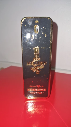 Paco Rabanne 1 Million (100 ml) – Herrparfym -  Paco Rabanne 1 Million 100 ml. Klassisk och populär herrdoft med varm och kryddig karaktär. Flaskan är oanvänd och fungerar som den ska.