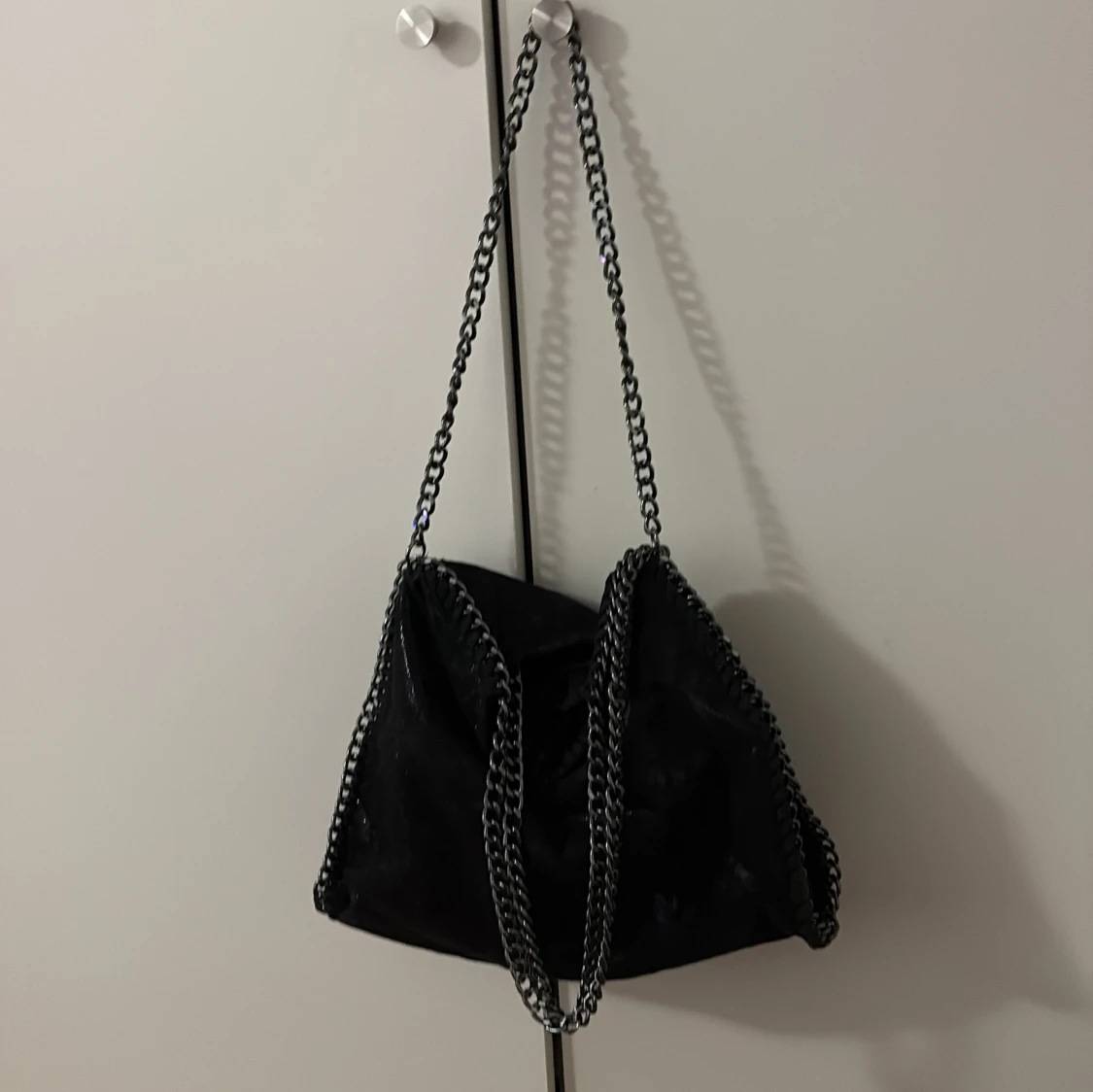 Svart axelväska med kedjedetaljer