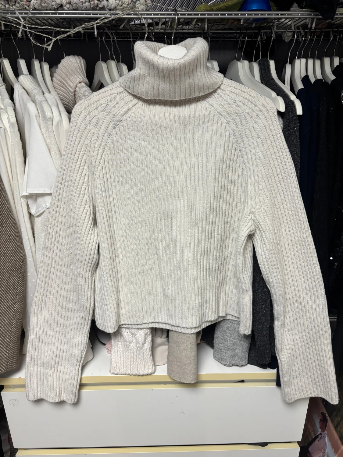 Vit ribbad polotröja med lång ärm