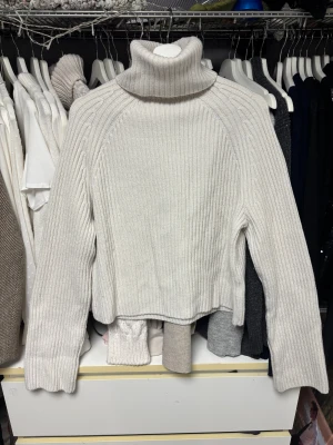 Vit ribbad polotröja med lång ärm - Snygg vit polotröja med ribbad struktur och lång ärm. 