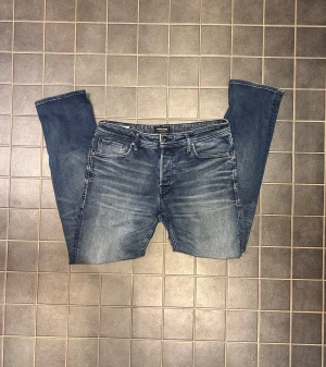 Jack and Jones jeans  - Säljer dessa svin snygga Jack and Jones jeans i storlek W34 L32 i modellen comfort/mike de är jätte sköna och är perfekta till vintern, priset är inte fast utan går att diskutera!