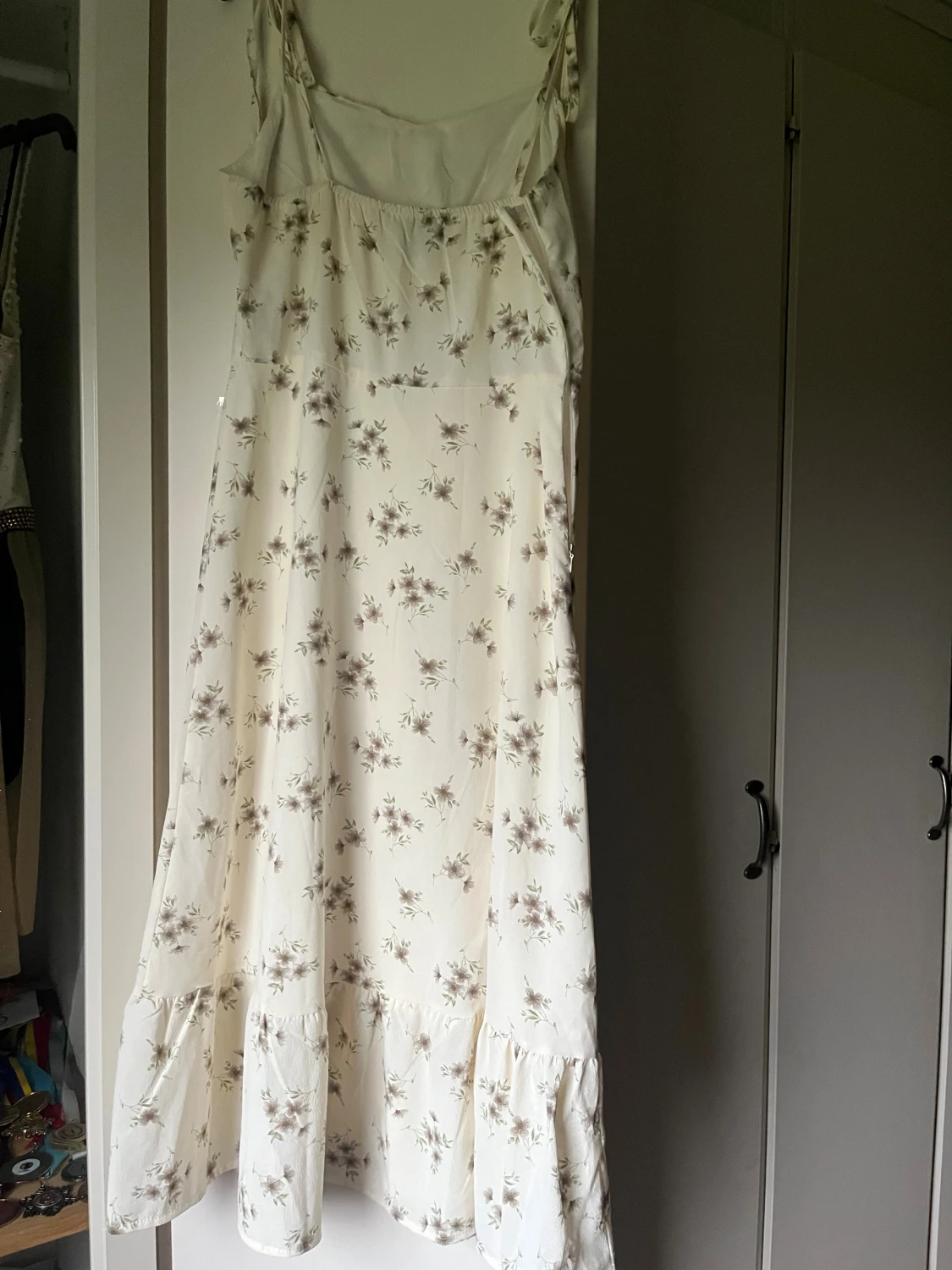 Vit blommig långklänning med volang - 3