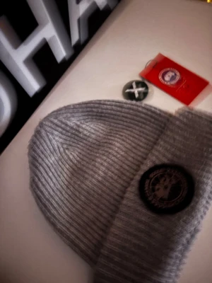 Canada goose mössa - En Canada goose mössa som håller dig varm under vintern och väldigt stilig, med en svart och bra skick logga kan gå ner i pris 😌