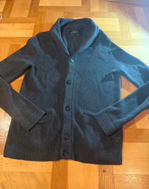 Grå cardigan M - Grå cardigan grå. American Eagle i storlek M. Perfekt nu till vintern❄️Som ny, inga defekter. Hör av dig vid minsta fundering🙌