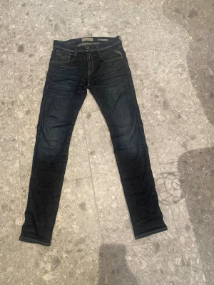 Replay hyperflex anbass  - W29 L32.     riktigt feta mörkblå replay jeans. Om du har några frågor är de bara att skriva. 