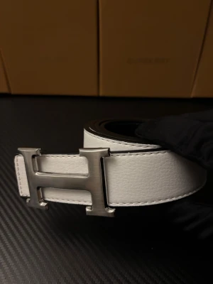 Herm3s bälte - Den på bilden är för show. Jag skickar ut helt ny fortfarande inplastade med armband och borr ( används för att göra håll i bältet med).