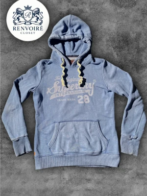 Superdry hoodie - Riktigt fet och eftertraktad hoodie från superdry. Riktigt snygg och sällsynt blå färg och storlek S Men skulle säga att den passar bättre som XS!