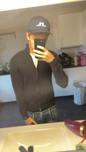 Mörk blå fullzip  - Säljer nu denna mörkblåa fullzip från bläck. Den är i mycket bra skick och hqr inga defekter eller liknande. 