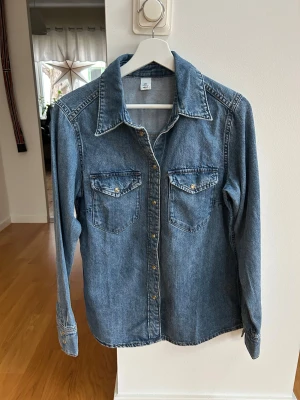 Jeansskjorta - Snygg jeansskjorta från &denim från H&M. Helt oanvänd. 