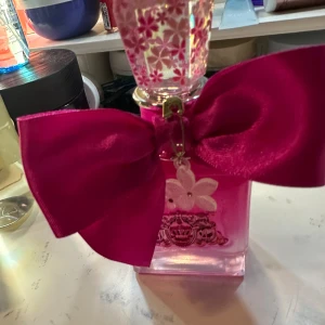 Viva La Juicy Petals Please - Snygg och färgstark parfymflaska med rosa detaljer och blomdekor. 50 ml Eau de Parfum, tillverkad i USA. Perfekt för dig som vill sticka ut och addera lite extra glans till din stil.som ny lite taget ur flaskan 
