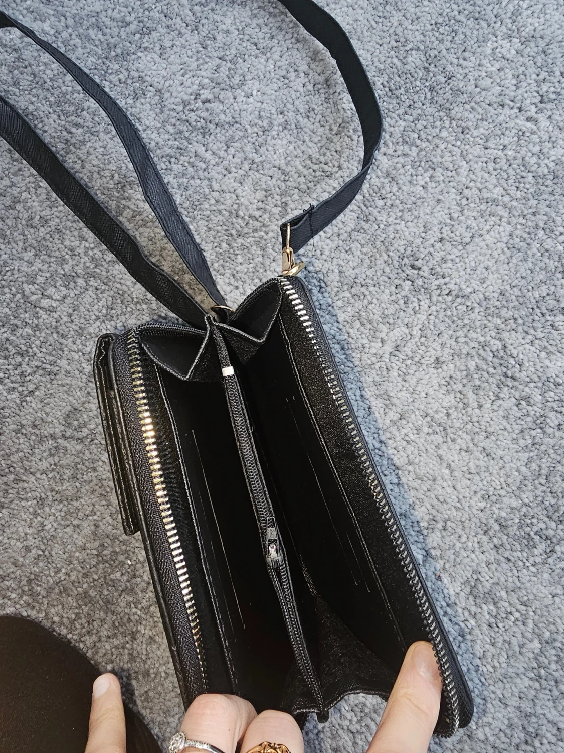 svart axelväska i skinn - 2