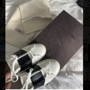 Valentino - Säljer mina valentino skor. Alla tillbehöver medföljer❤️ kan gå ner i pris vid snabb affär