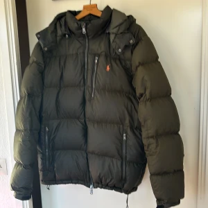  Polo Ralph Lauren Pufferjacka L/XL - En oliv grön Ralph lauren jacka. Knappt använd praktiskt sätt ny vid eventuella frågor tveka inte att höra av er! Priset är inte hugget i sten . 