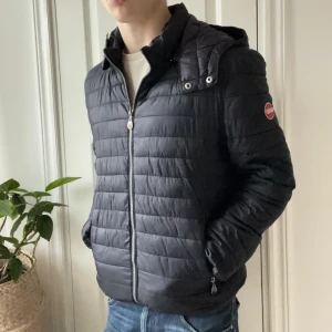 Svart Colmar jacka  - Colmar jacka . Riktigt skön jacka med bra passform, lite tunnare än tex Ralph Lauren jackorna jag har inne. Passar storlek M. ✌️