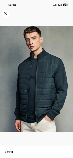 Cardigan - Säljer en mörkblå cardigan då jag inte använder den längre, den är sparsamt använd och mycket bra skick