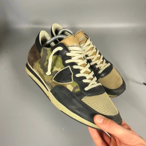 Philipe model runners camo skor - Philipe model runners Camo skor, inga större defekter, väldigt fint skick och är perfekta till vintern. 🌟, storlek 45 men mer åt 44 hållet då jag är 46 och får knappt på mig dom. Ingen sko låda tyvärr.  