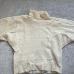 Stickad tröja - Stickad tröja med en hög krage, perfekt nu till vintern! Varm och skön, bra passform vid midjan och upp🤩storlek:XS