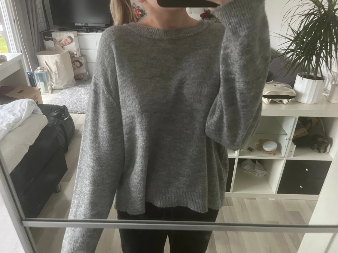 Grå stickad tröja  - 1