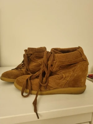 Pavement, bruna kilklackar i mocka - Nypris ca 1700 kr. Väldigt bra skick, säljer vidare eftersom de tyvärr inte var rätt storlek för mig. 