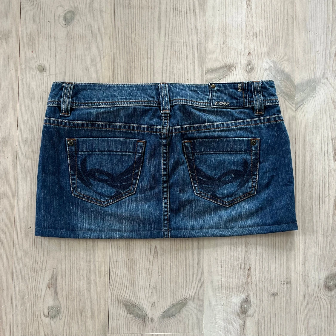 Blå lågmidjad jeanskjol