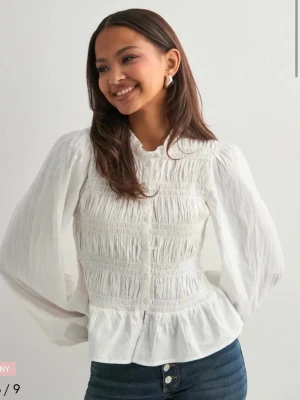 Vit blus - Vit blus från Nelly. Aldrig använd.