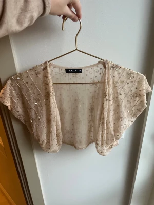 Smyckrad bolero - Säljer min ursnygga bolero som tyvärr inte längre kommer till användning. I toppskick 