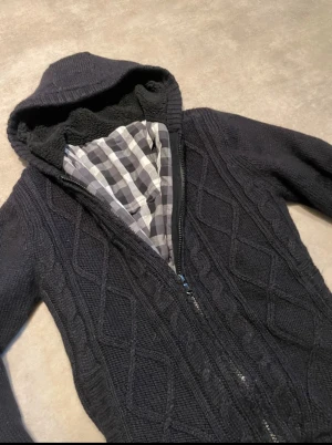 Fodrad cardigan  - Fodrad cardigan i storlek L. Väldigt varm och bekväm perfekt så här års. Skick 9/10 inga defekter. Pris 500 kan diskuteras vid snabb affär. Kom gärna med frågor/funderingar🤝