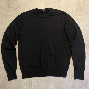 Svart stickad uniqlo tröja  - Jag Säljer en fet tröja från uniqlo| skicket på tröjan är bra 5/10 har lite defekter | storlek s| ny pris 700: mitt pris är 59 | skriv vid frågor och funderingar  