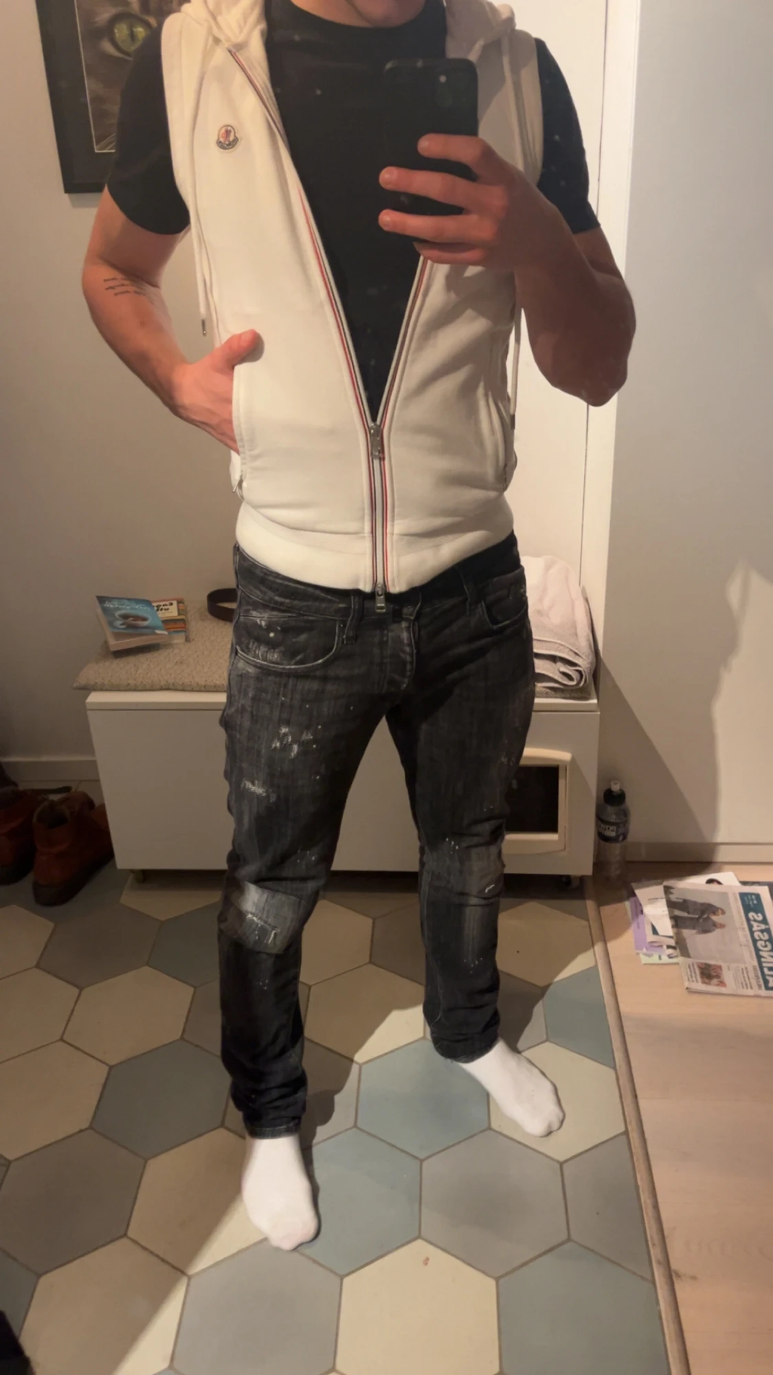 Vit Moncler väst med huva och dragkedja