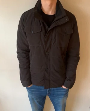 J.Lindeberg fieldjacka - Saknar en knapp längst ner och är lite skrapig på märket. Annars fint skick, storlek XL men skulle säga mer L. Modellen är 185 cm lång, fodrad jacka