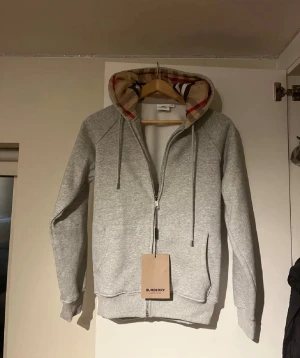 burberry tröja grå - den är strl S sitter bra för de som är mellan 160 och 170 om man är över 170 så är den lite liten då pris kan alltid diskuteras om de går jag tar byten också mot en som är M helst möts upp i stockholm och fraktar den är helt ny aldrig använd 