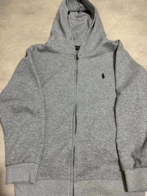 Grå polo hoddie med dragkedja. - Grå polo hoddie med dragkedja. Storlek S. Används bara 3-5 gånger. 