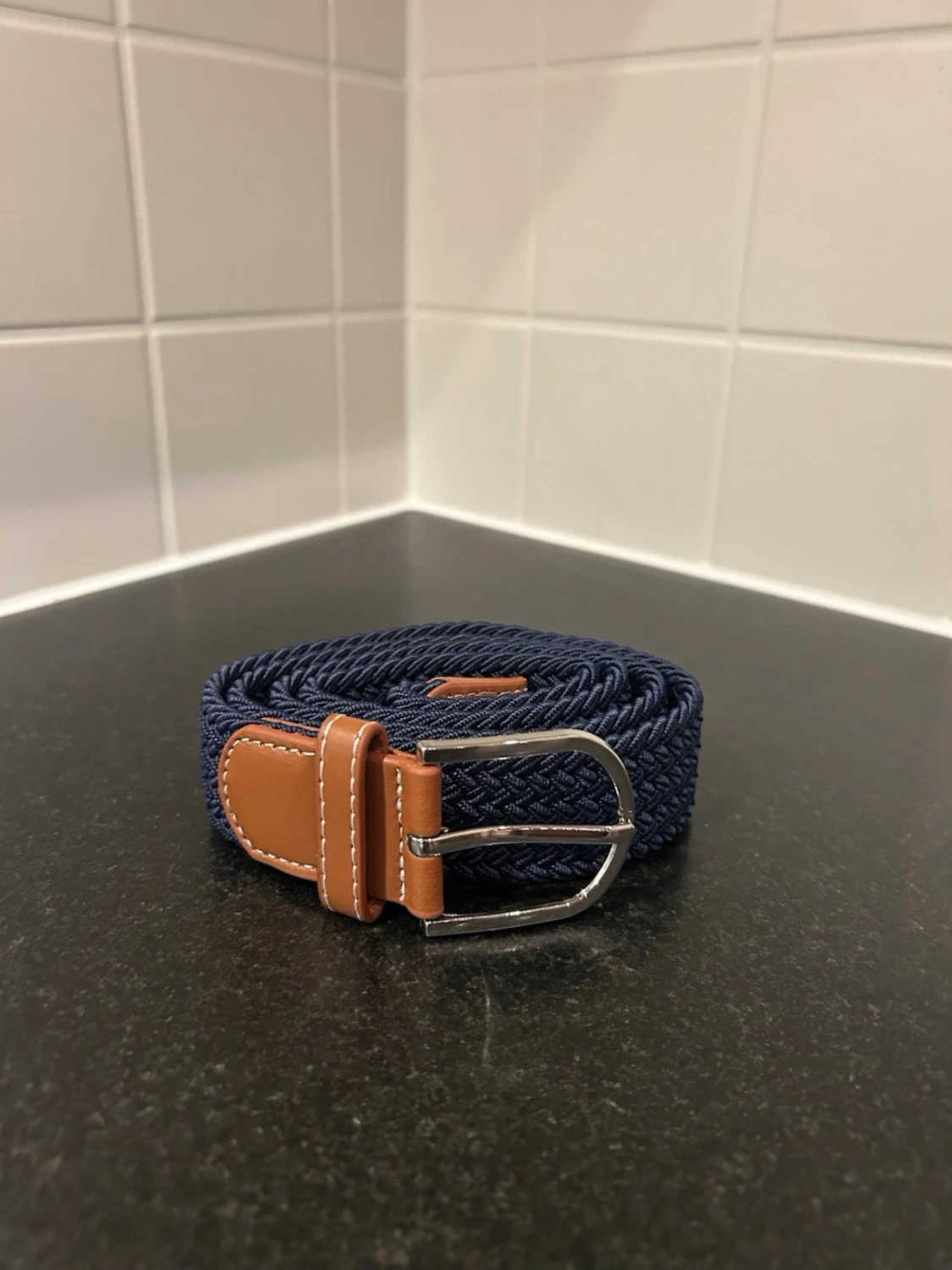 Mörkblå flätad bälte med skinn