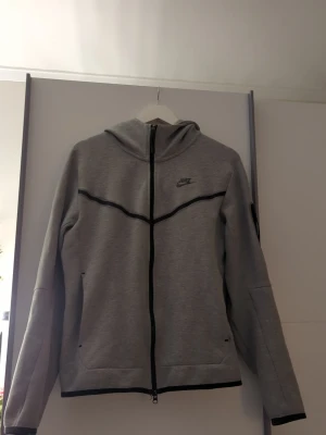 Grå nike tech - Grå nike tech zip hoodie 