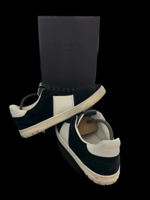 Valentino Flycrew. Str 44,5 - Selger et par Valentino Flycrew sneakers i størrelse 44,5. Klassisk svart/hvit design som passer til det meste. De ser perfekte ut og funker både til hverdags og litt finere bruk. Disse selger ikke lengre. Så prisen er nesten vanskelig. Men ifølge markedet er det rundt 6000kr. Selges derfor billig til kun 4699kr  Skoene er pent brukt. Vanlige bruksmerker på sålen, men ingenting som påvirker bruk eller komfort. Overdelen er hel og ser bra ut. 2/3 pigger mangler, ikke noe som merkes. 