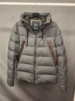 Herno jacka - Säljer en sjuukt fet och snygg herno jacka! Den är i toppskick och toppkvalite! Size 46 motsvarar S. Modellen är 179 och den sitter klockrent! En toppenperfekt vinterjacka! Hör av dig om du är sugen!🤩