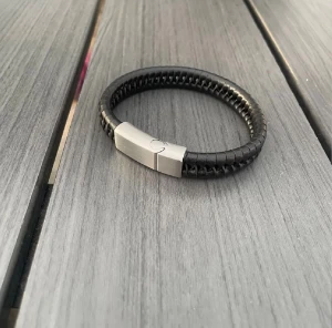 Armband - Svart läder armband. Säljer pga av att det är för stort. 22cm. Aldrig använt 