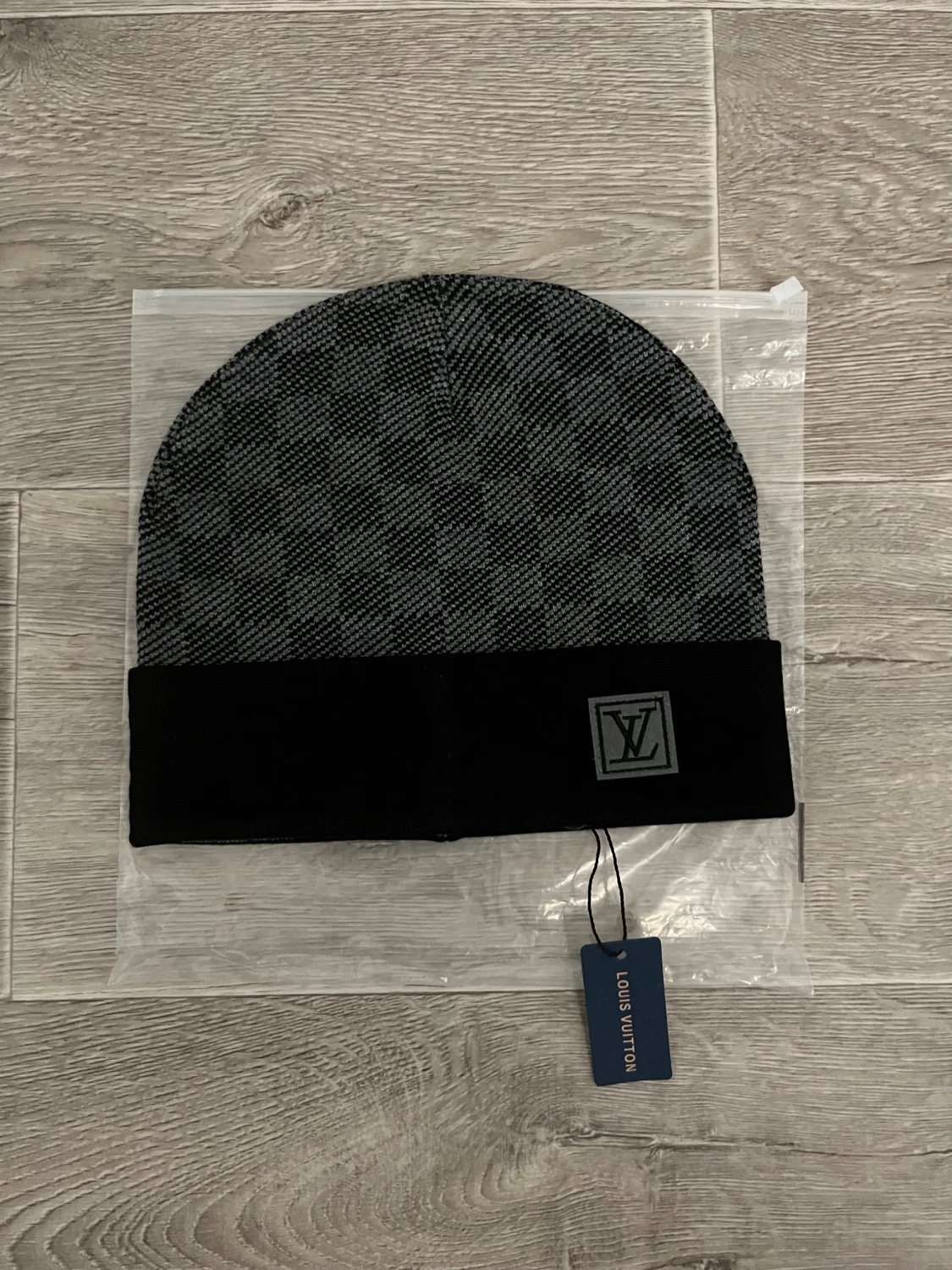 Rutig grå Louis Vuitton mössa - 1