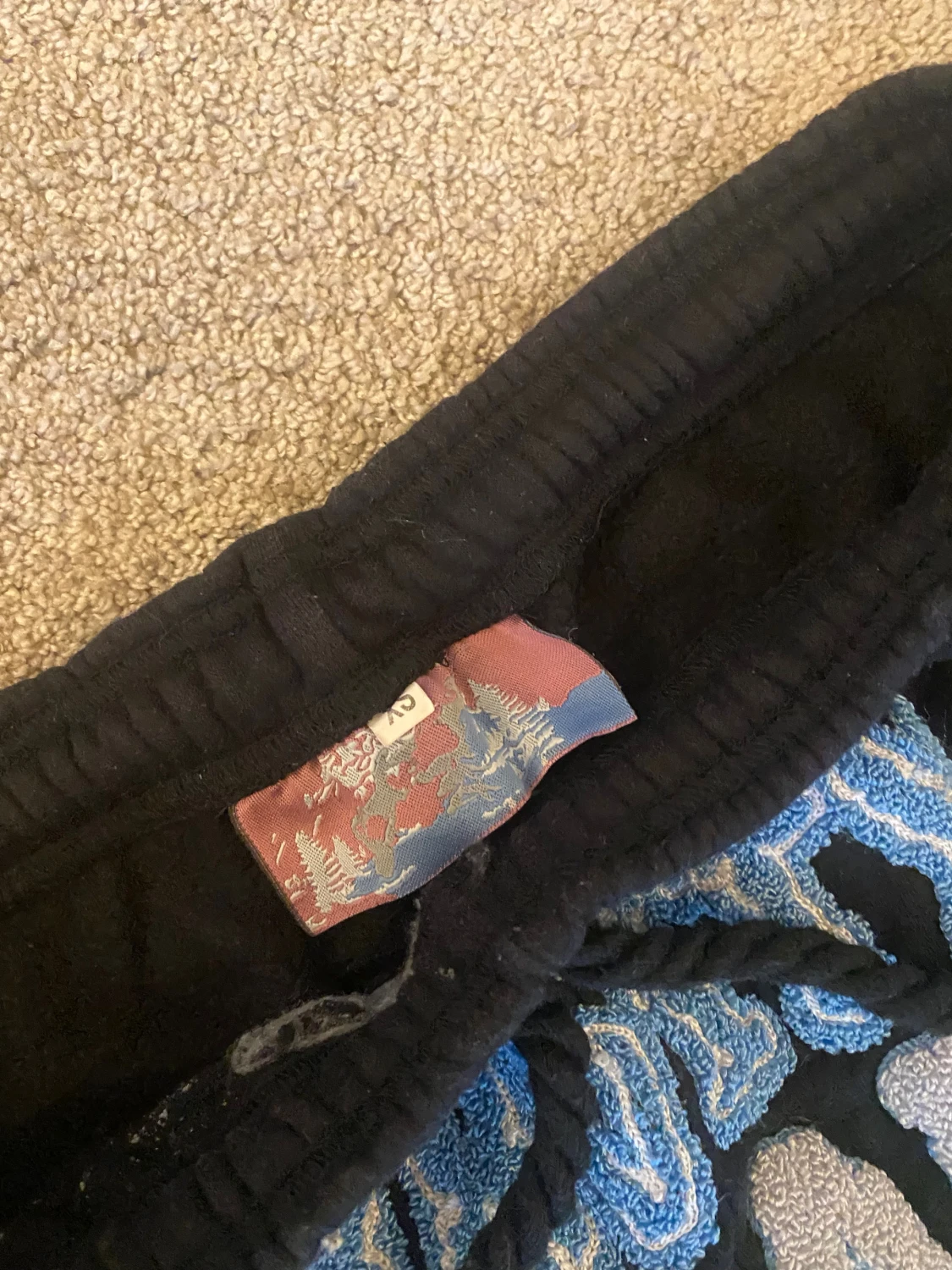 Svarta mjukisbyxor med broderi gravity gran - 2