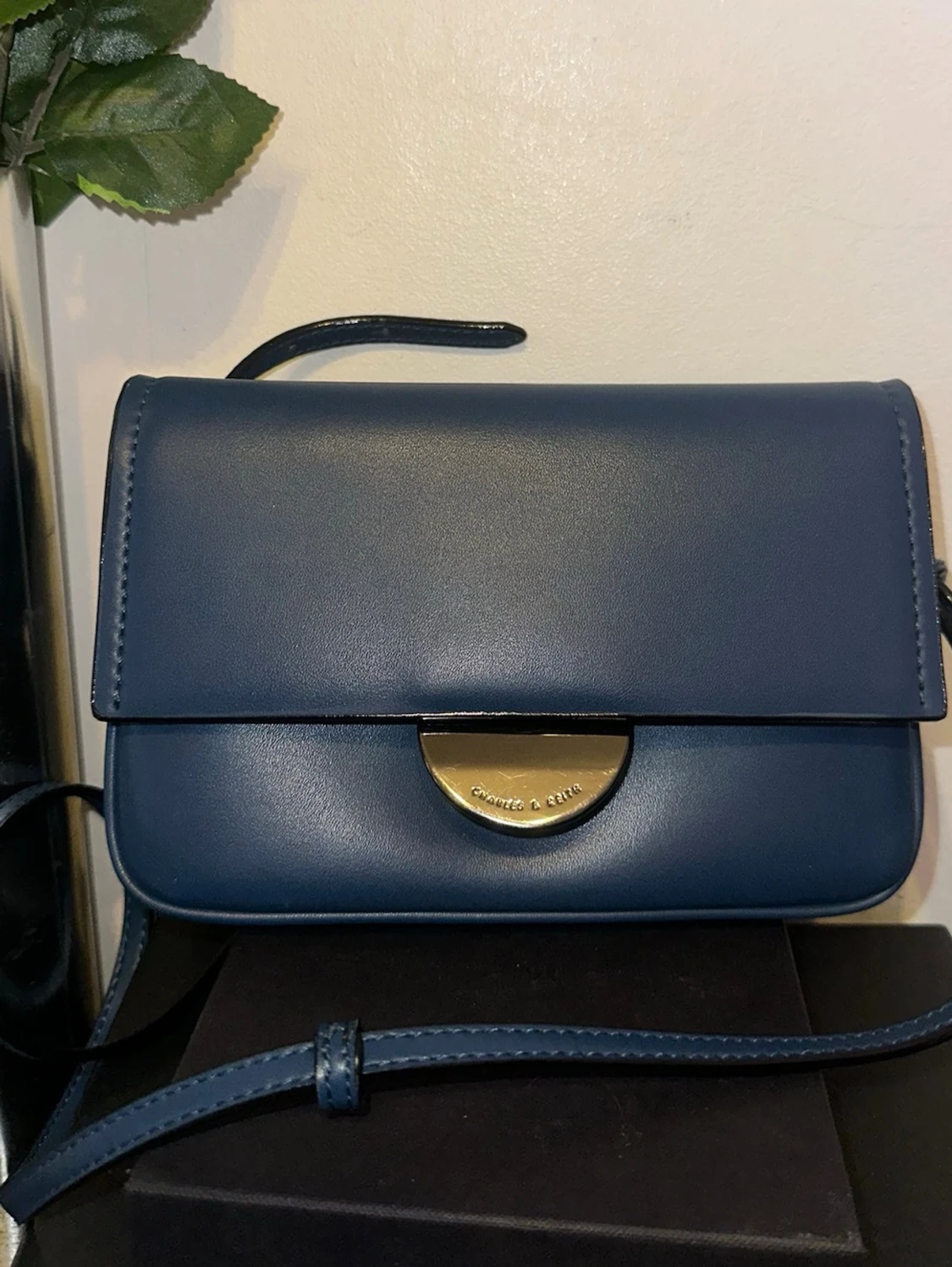 Blå axelväska från Charles & Keith - 1