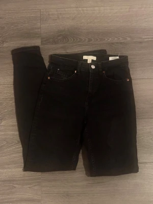 Skinny jeans high waisted - Snygga svarta jeans, high waisted. Passform skinny, storlek 34 från H&M