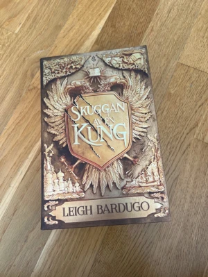 Skuggan av en kung - Följ med till Grishaverse! Skuggan av en kung är första delen i en ny serie av Leigh Bardugo. Perfekt för dig som gillar fantasy, spänning och episka äventyr med starka karaktärer. Boken har inspirerat Netflix-serien Shadow and Bone.